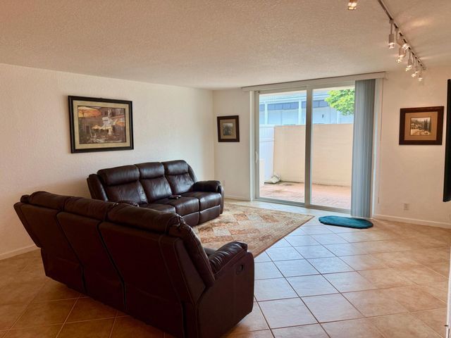 1000 Spanish River Road 1B, Boca Raton, FL 33432