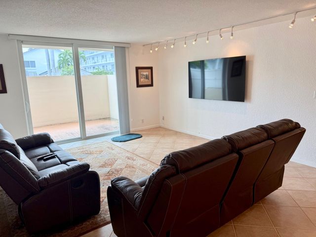 1000 Spanish River Road 1B, Boca Raton, FL 33432