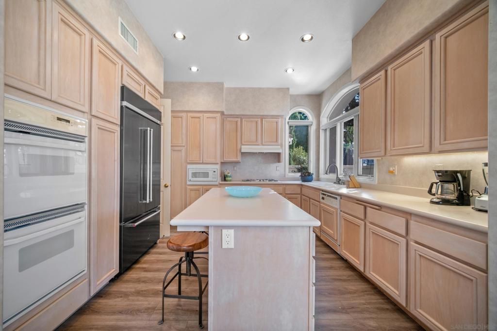 Image 10 of property listing at 5380 Renaissance Ave, San Diego, CA 92122