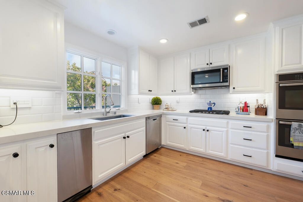 Image 16 of property listing at 2442 Swanfield Court, Westlake Village, CA 91361