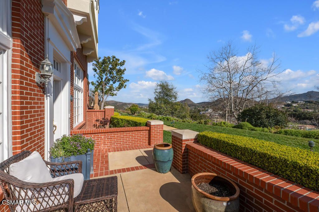 Image 4 of property listing at 2442 Swanfield Court, Westlake Village, CA 91361
