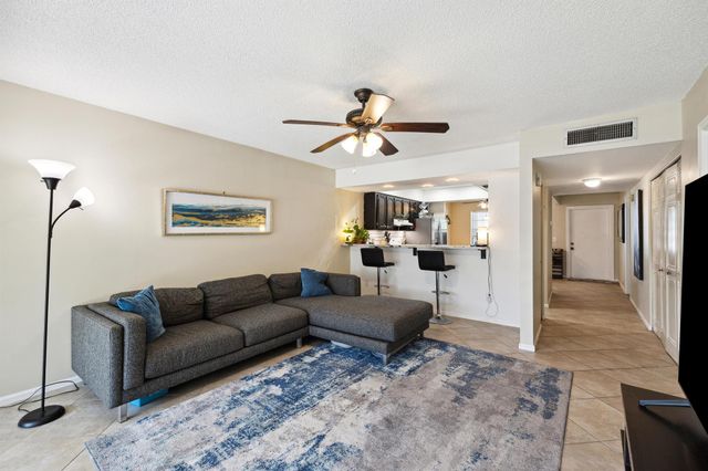 3075 E Gardens East Drive 32, Palm Beach Gardens, FL 33410