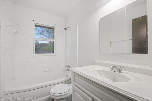 10400 Saratoga Street, Oak Park, MI 48237