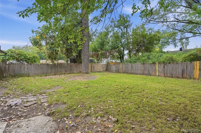 10400 Saratoga Street, Oak Park, MI 48237