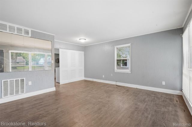 10400 Saratoga Street, Oak Park, MI 48237