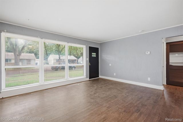 10400 Saratoga Street, Oak Park, MI 48237