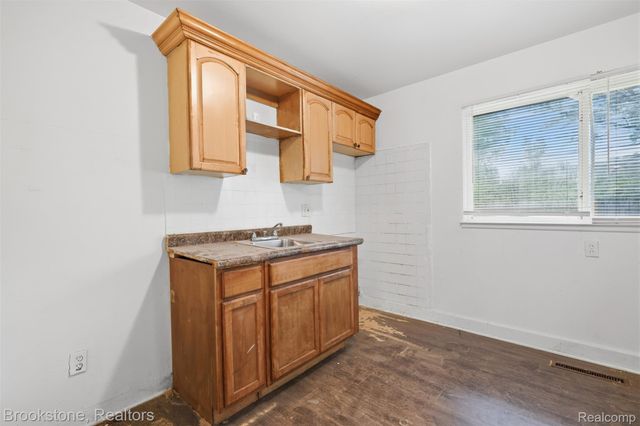 10400 Saratoga Street, Oak Park, MI 48237