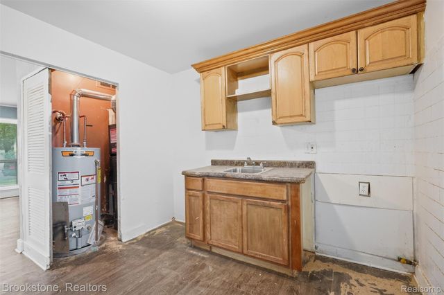 10400 Saratoga Street, Oak Park, MI 48237