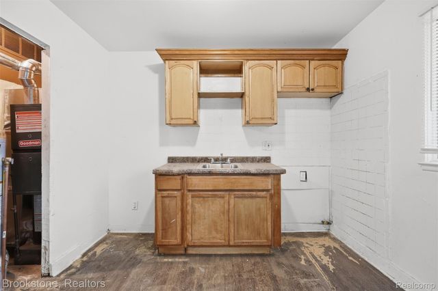 10400 Saratoga Street, Oak Park, MI 48237