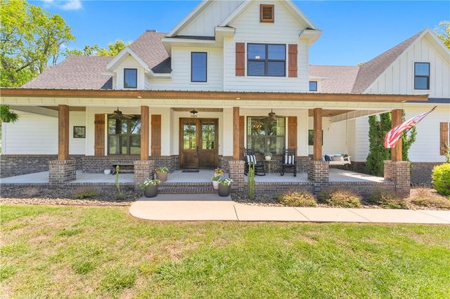 4205 Rainbow Farm Road, Bentonville, AR 72713