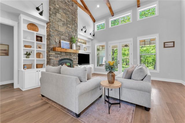 4205 Rainbow Farm Road, Bentonville, AR 72713