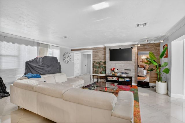 256 SW 11th Place, Boca Raton, FL 33432