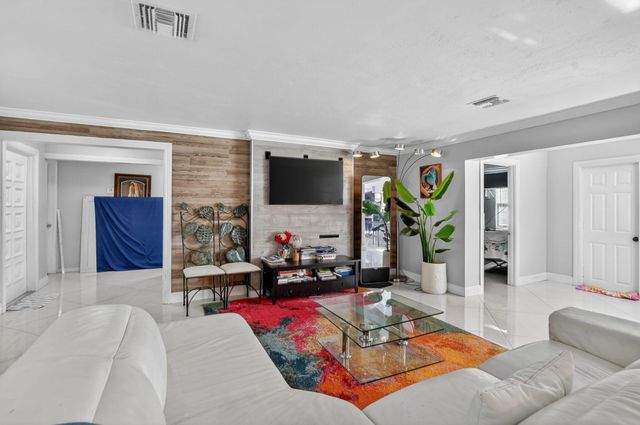 256 SW 11th Place, Boca Raton, FL 33432