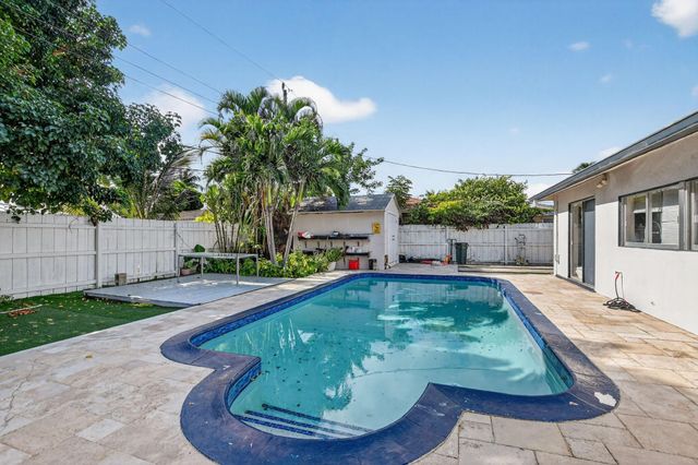 256 SW 11th Place, Boca Raton, FL 33432