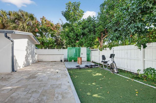 256 SW 11th Place, Boca Raton, FL 33432