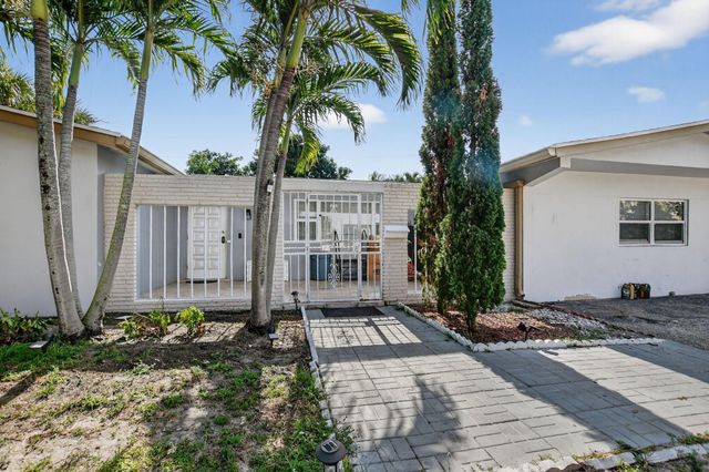 256 SW 11th Place, Boca Raton, FL 33432