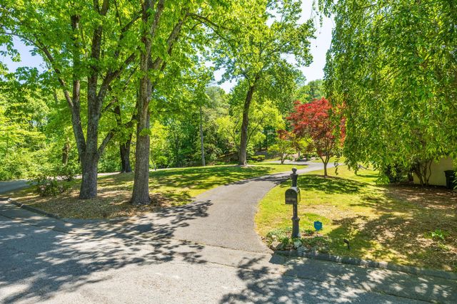 10 Minnekahda Place, Chattanooga, TN 37405