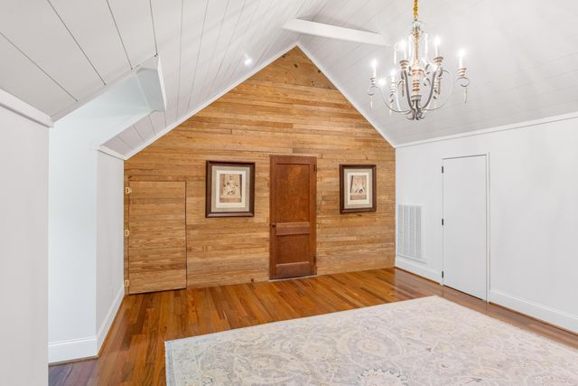 10 Minnekahda Place, Chattanooga, TN 37405