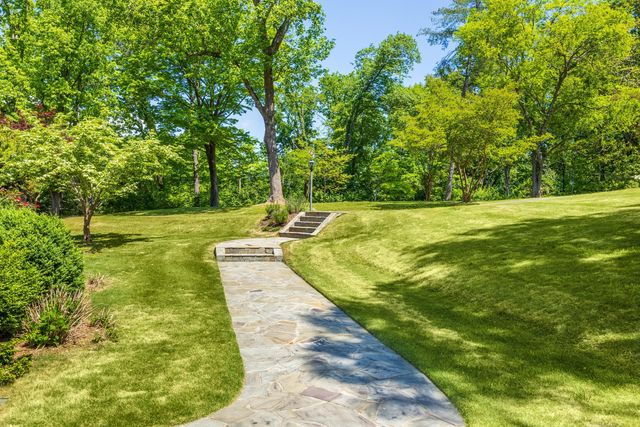 10 Minnekahda Place, Chattanooga, TN 37405
