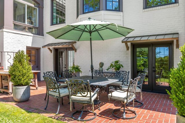 10 Minnekahda Place, Chattanooga, TN 37405