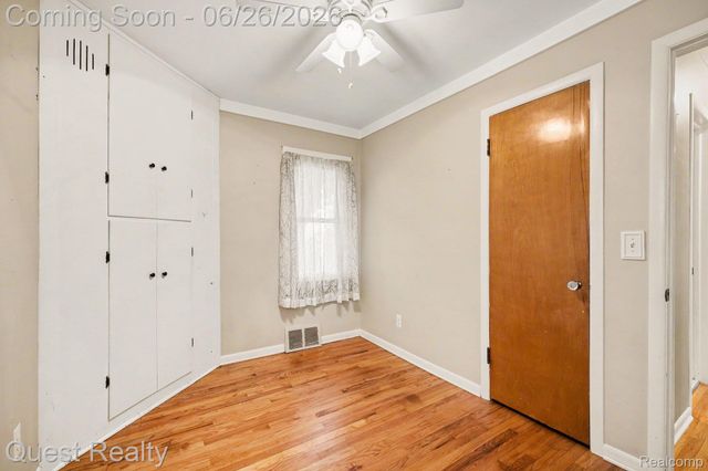 25074 Waldorf Street, Roseville, MI 48066