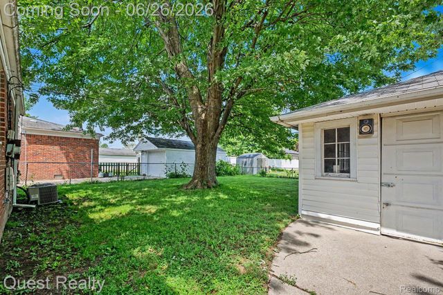 25074 Waldorf Street, Roseville, MI 48066
