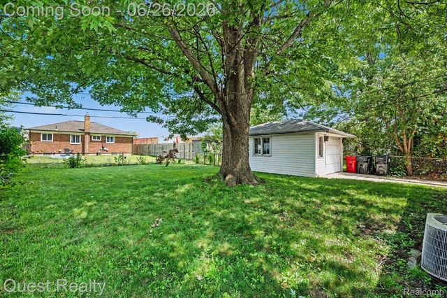 25074 Waldorf Street, Roseville, MI 48066