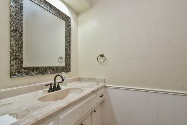 8800 Stoneleigh Court, Oklahoma City, OK 73132