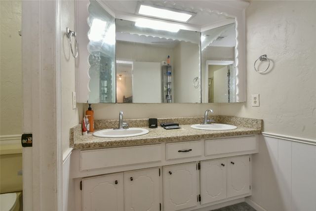 8800 Stoneleigh Court, Oklahoma City, OK 73132