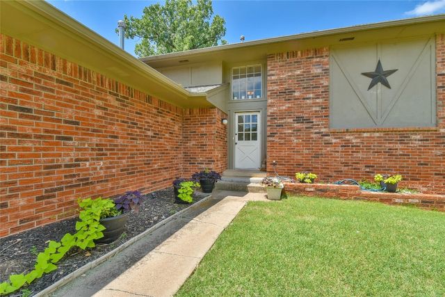 8800 Stoneleigh Court, Oklahoma City, OK 73132