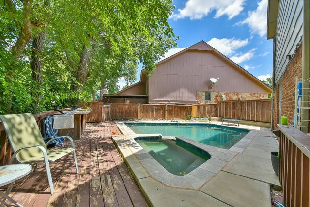 8800 Stoneleigh Court, Oklahoma City, OK 73132