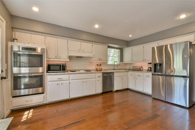 8800 Stoneleigh Court, Oklahoma City, OK 73132