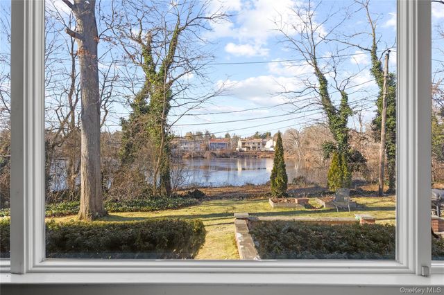 11 Searingtown Road, Searingtown, NY 11507