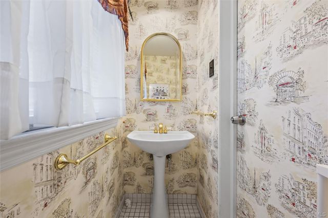 11 Searingtown Road, Searingtown, NY 11507