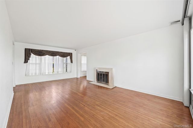 11 Searingtown Road, Searingtown, NY 11507