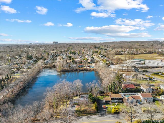 11 Searingtown Road, Searingtown, NY 11507