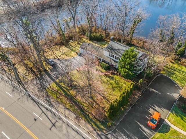 11 Searingtown Road, Searingtown, NY 11507