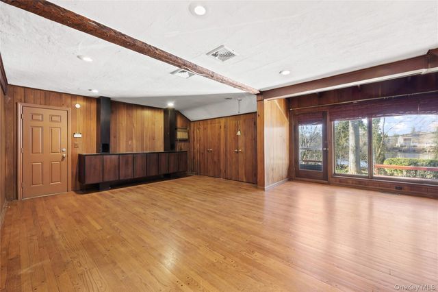 11 Searingtown Road, Searingtown, NY 11507