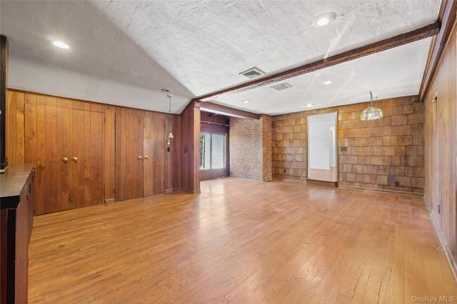 11 Searingtown Road, Searingtown, NY 11507