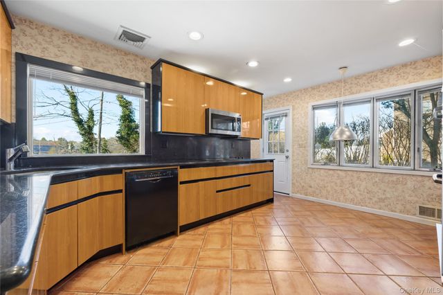 11 Searingtown Road, Searingtown, NY 11507