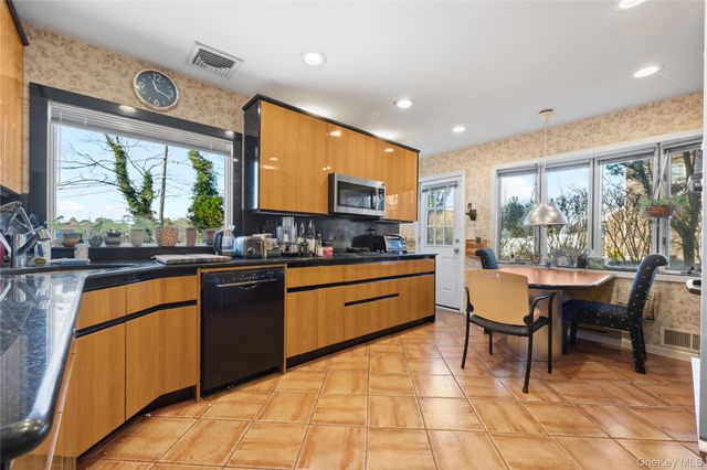 11 Searingtown Road, Searingtown, NY 11507