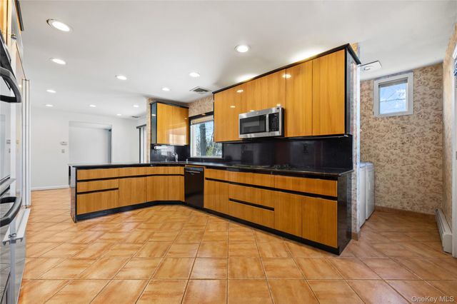 11 Searingtown Road, Searingtown, NY 11507