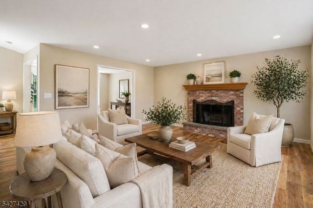 2 Log Rd, Jefferson Twp., NJ 07849