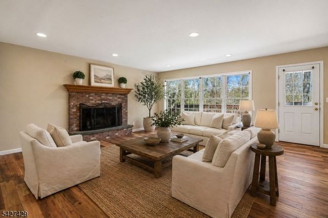 2 Log Rd, Jefferson Twp., NJ 07849