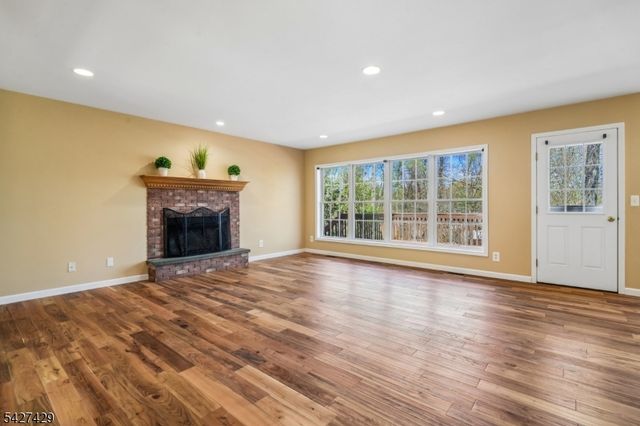 2 Log Rd, Jefferson Twp., NJ 07849