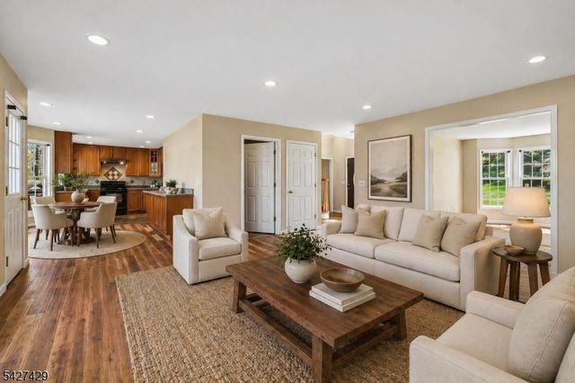 2 Log Rd, Jefferson Twp., NJ 07849