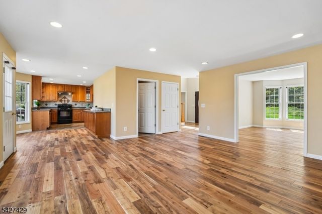 2 Log Rd, Jefferson Twp., NJ 07849