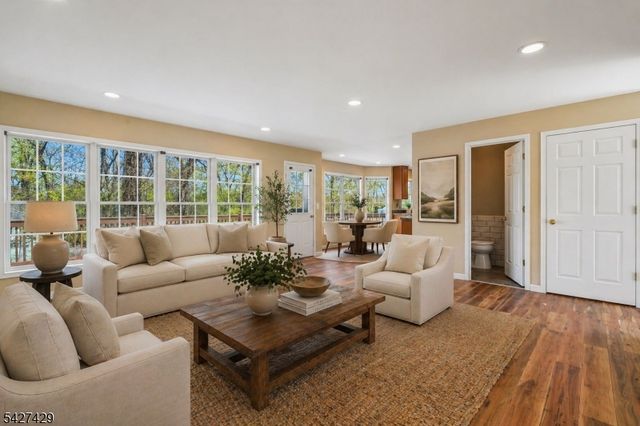 2 Log Rd, Jefferson Twp., NJ 07849
