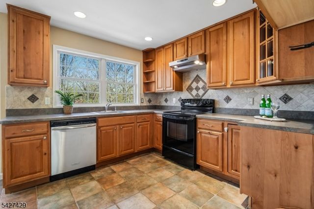 2 Log Rd, Jefferson Twp., NJ 07849