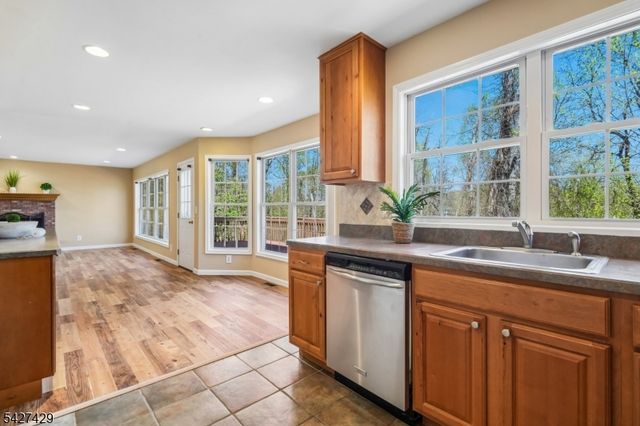2 Log Rd, Jefferson Twp., NJ 07849